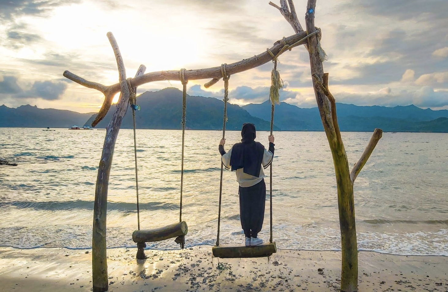 Pantai Mutiara menghadirkan pemandangan alam yang indah