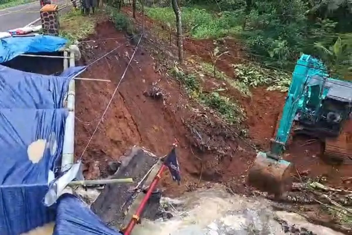 Petugas mengoperasikan alat berat untuk mempercepat proses membersihkan material longsoran tanah di Kabupaten Ciamis, Jawa Barat. (Sumber: ANTARA)