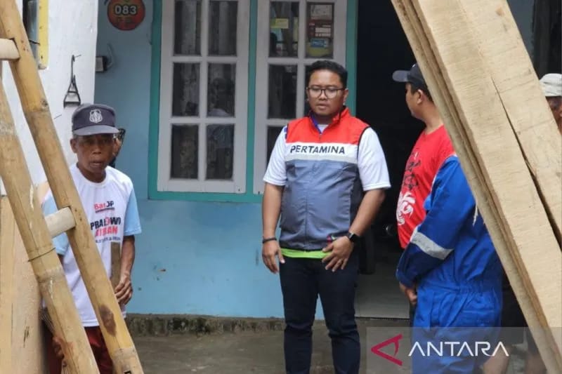 Ahad Rahedi, Area Manager Communication, Relations & CSR Pertamina Patra Niaga Jatimbalinus, langsung ke lokasi kejadian, meninjau kondisi rumah warga rusak akibat puting beliung (Sumber: ANTARA)