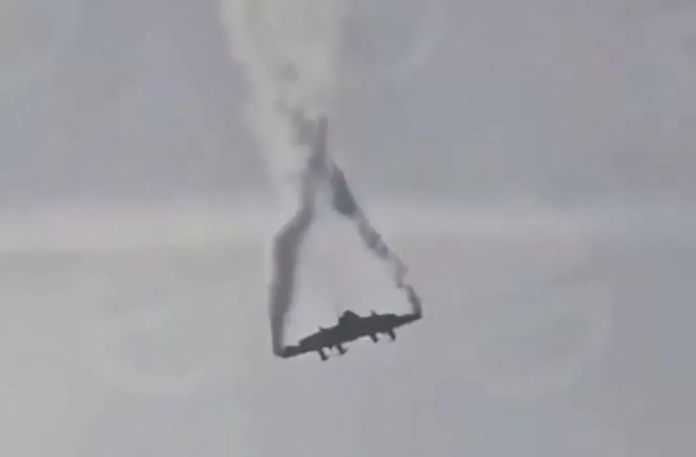 Video amatir memperlihatkan momen mengerikan saat pesawat Pesawat Hercules C-130 Turki jatuh dari ketinggian, diikuti suara ledakan besar serta kepulan asap hitam pekat.