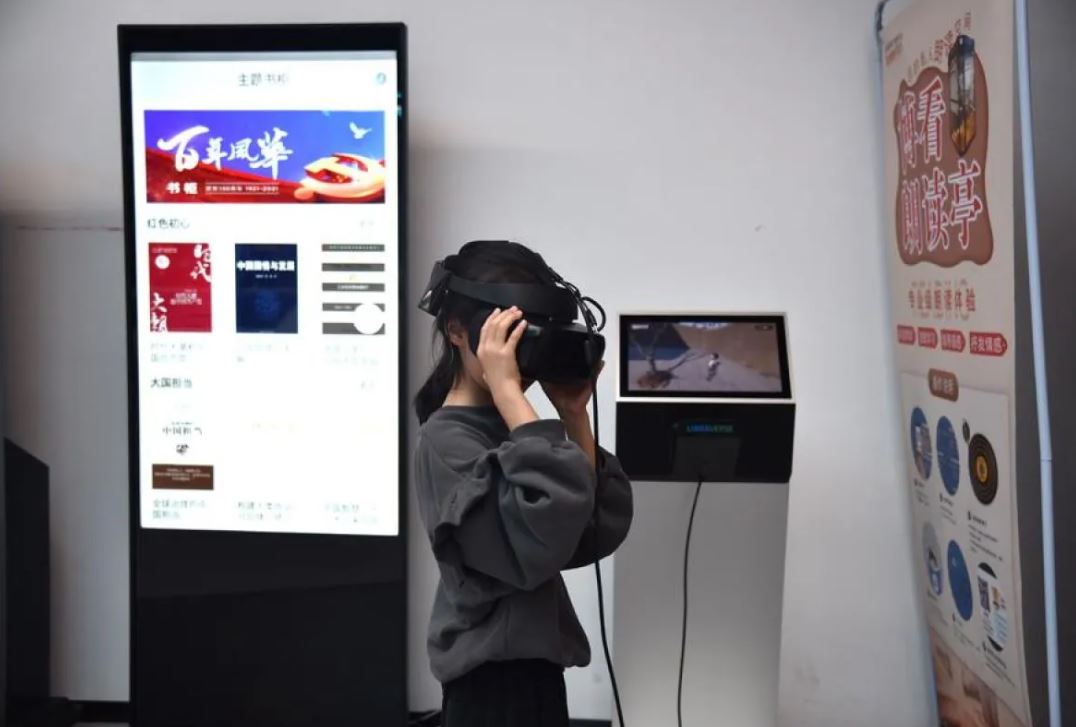 Seorang anak mencoba perangkat di perpustakaan provinsi Guizhou di Guiyang, Provinsi Guizhou, China barat daya