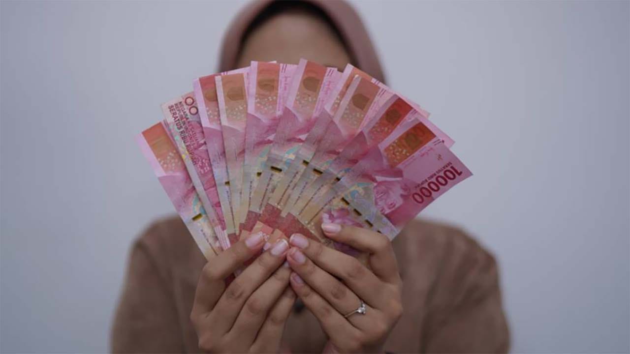 KPM yang termasuk desil tinggi bisa melakukan mengajukan penurunan desil ke operator SIKS NG di kelurahan atau melalui aplikasi Cek Bansos resmi kemensos