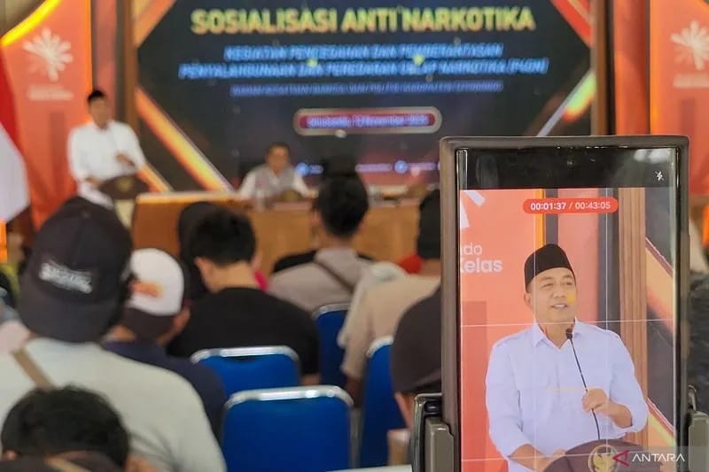 Bupati Situbondo Yusuf Rio Wahyu Prayogo tampil tegas saat memimpin sosialisasi antinarkotika di Pendopo Kabupaten, Rabu (12/11/2025). (Sumber: ANTARA JATIM)