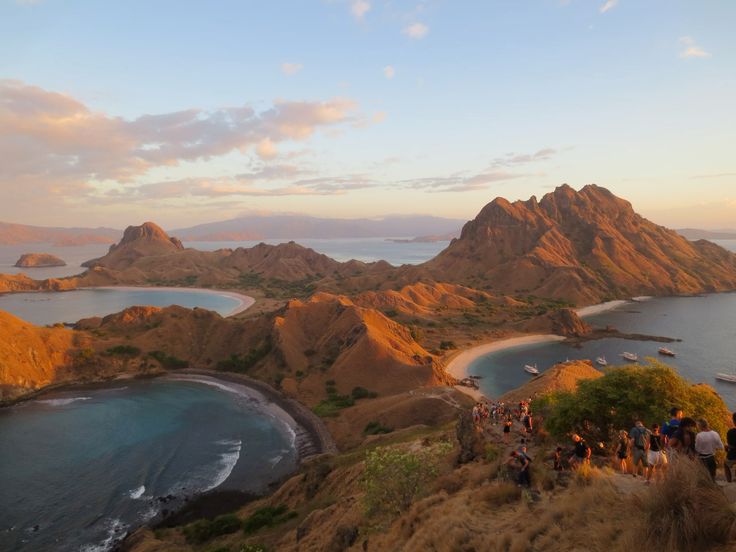 Spot terindah saat sunset diatas Amelia Hill, Labua Bajo