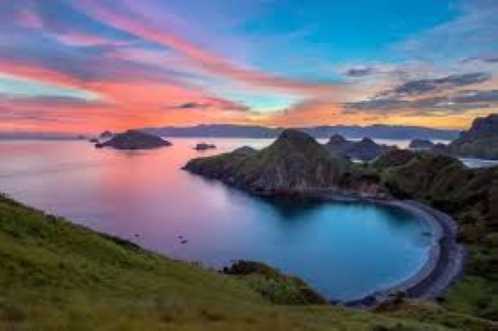 Labuan Bajo, surga yang jatuh di Kepulauan Indonesia Timur.