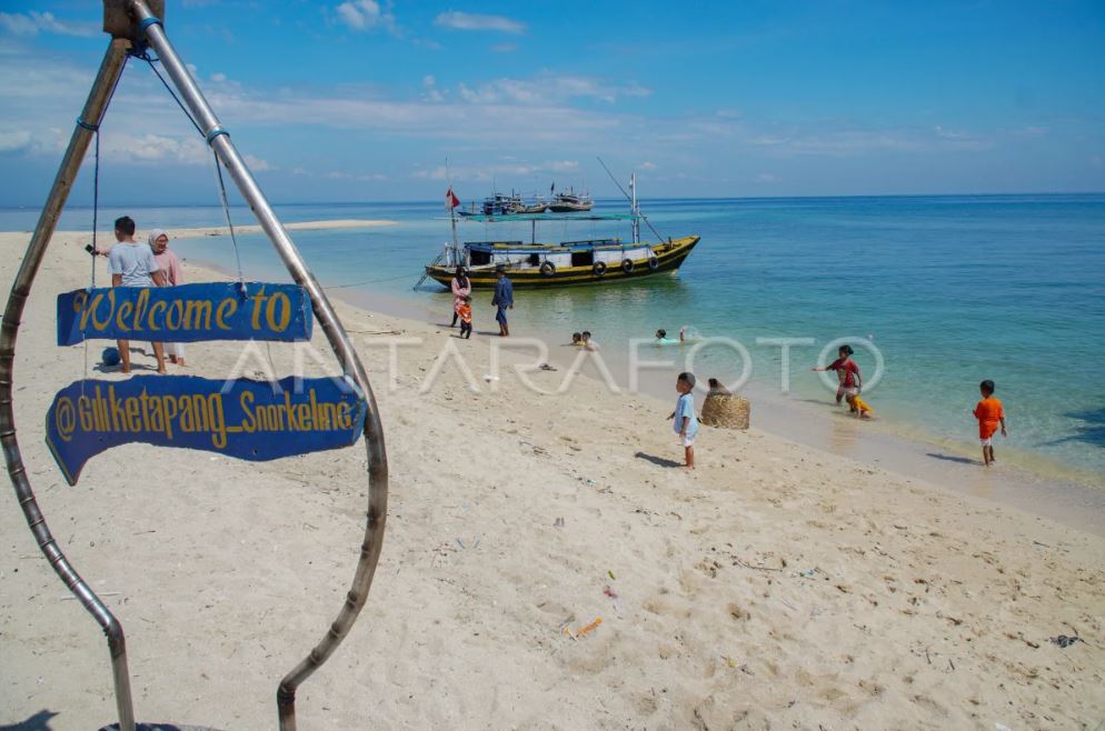 Pulau Gili Ketapang, surga laut Probolinggo. Hanya 15 menit dari pelabuhan, nikmati air toska, pasir putih, dan pesona snorkeling yang memukau.