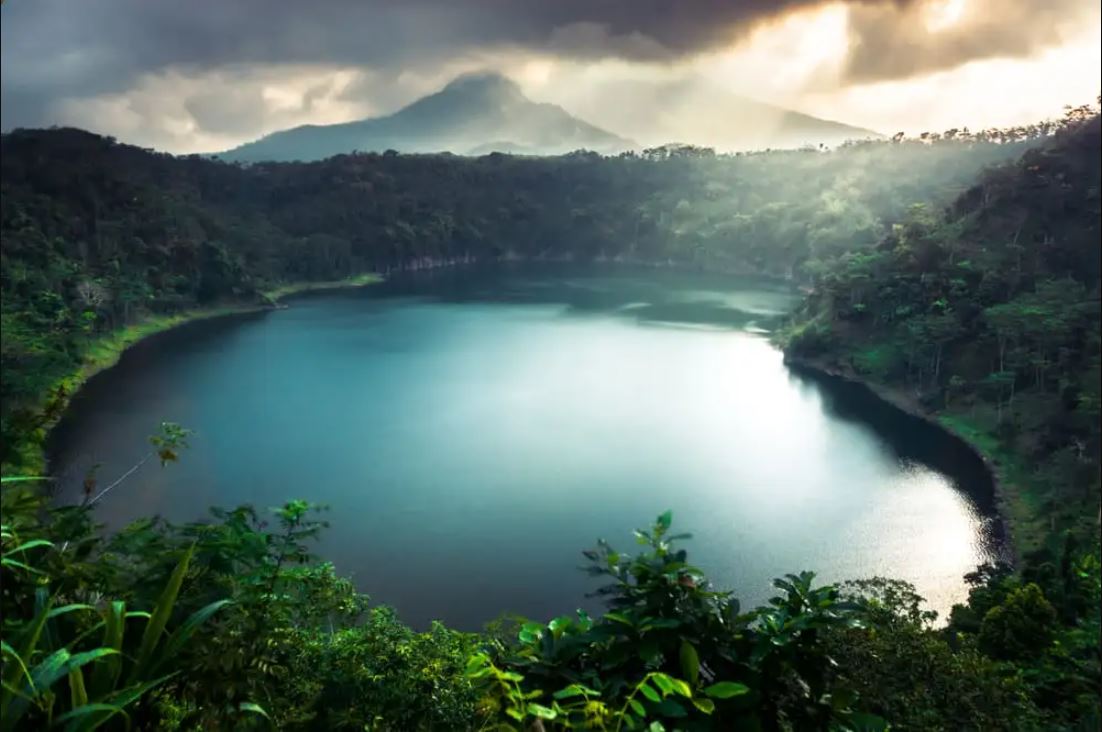 Dikelilingi pepohonan rindang dan udara sejuk pegunungan, Danau Ranu Agung adalah tempat sempurna untuk menenangkan diri.