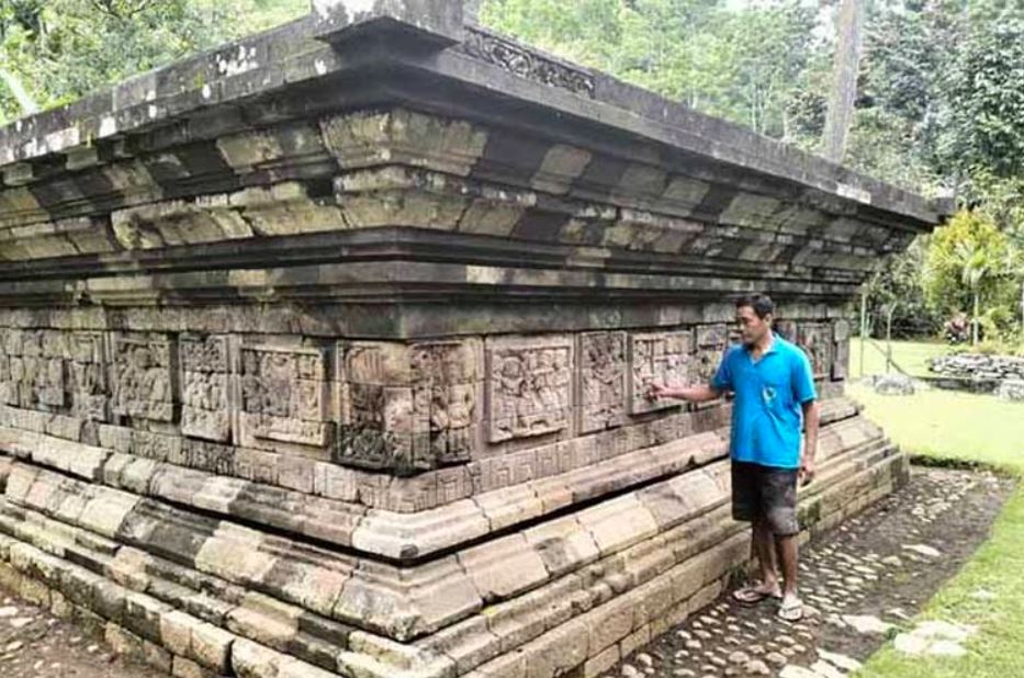 Dibangun sekitar tahun 1370 M, Candi Kedaton adalah peninggalan Hindu sekte Siwa.