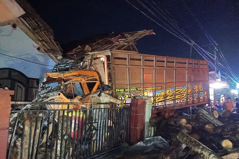 Satlantas Lumajang turun ke TKP kecelakaan maut di Candipuro, truk rem blong hantam 3 kendaraan Selasa malam (11/11/2025). (Sumber: ANTARA/HO-Satlantas Polres Lumajang)