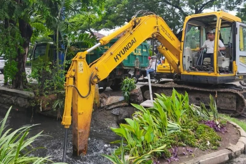 Pemkab Sidoarjo turunkan alat berat untuk normalisasi saluran air di Lippo Plaza, cegah banjir saat hujan deras melanda kota. (Sumber: ANTARA/HO-Kominfo Kabupaten Sidoarjo)