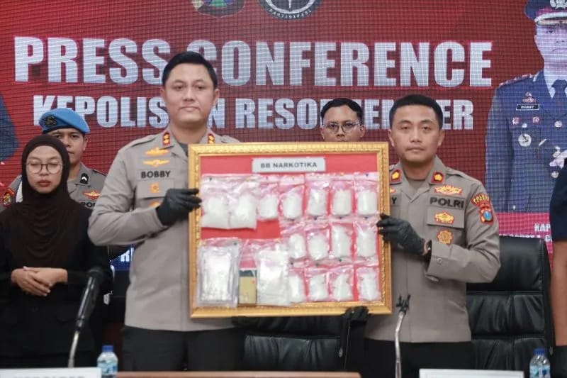 Kapolres Jember tunjukkan sabu sitaan dari WR saat rilis kasus narkoba lintas pulau di Mapolres, Selasa (11/11/2025). (Sumber: ANTARA/HO-Polres Jember)