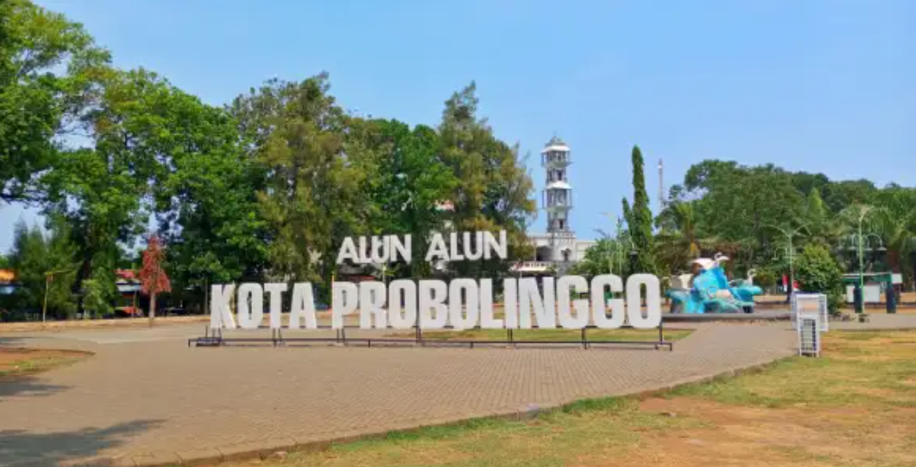 Alun-Alun Kota Probolinggo merupakan pusat aktivitas warga sekaligus destinasi wisata gratis paling favorit.