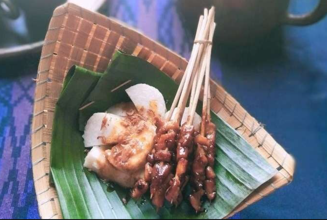 Meski namanya terdengar unik, sate lalat sama sekali tidak terbuat dari lalat.