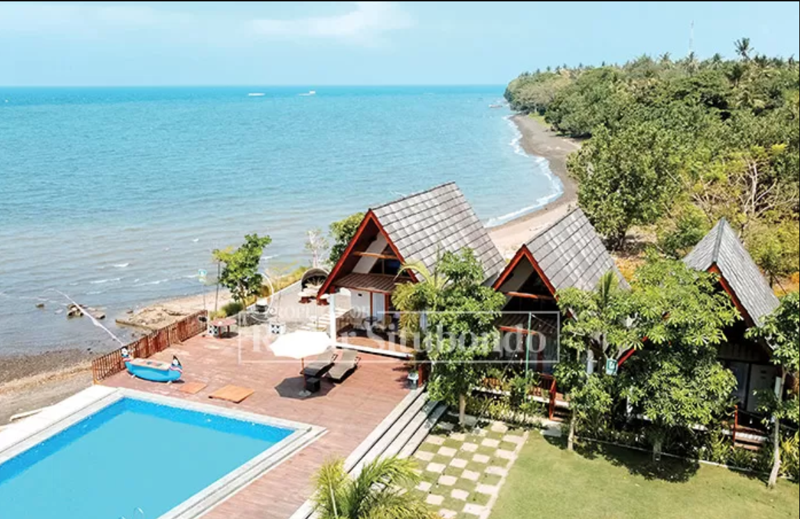 Labuan Resort menjadi pilihan utama bagi wisatawan yang ingin menginap tepat di bibir pantai.