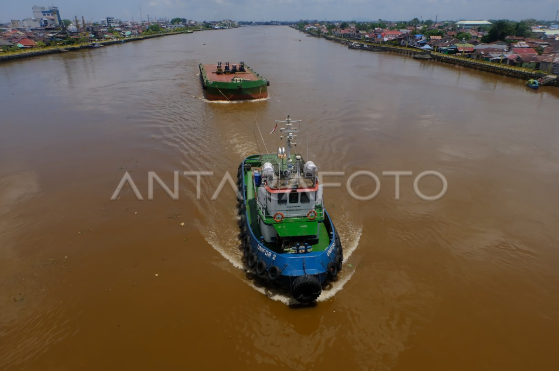 Sungai Kapuas di Kalimantan Barat adalah sungai terpanjang di Indonesia, membentang 1.143 km dari Pegunungan M&uuml;ller hingga pesisir barat.