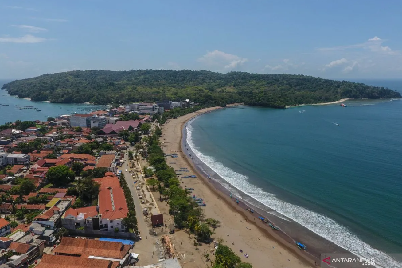 Pantai Pangandaran di Jawa Barat dikenal sebagai salah satu destinasi wisata pantai terbaik di Indonesia.