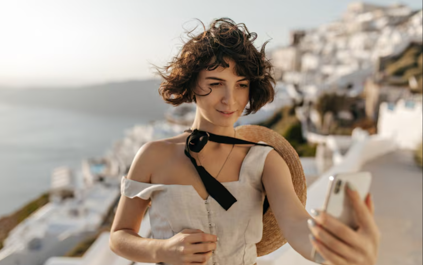 Santorini menjadi ikon paling terkenal di Yunani dengan rumah putih di tebing curam dan sunset romantis yang tersohor di seluruh dunia.