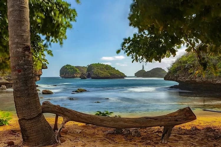 Pantai Bercak Pacitan