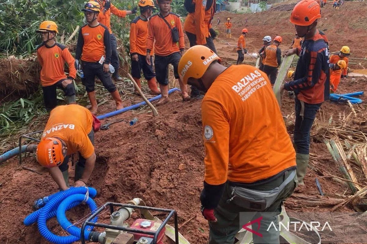 Evakuasi korban longsor di Cilacap berlangsung dramatis! Tim Baznas dan SAR sisir Cibeunying, Cibuyut, Tarukahan. Minggu (16/11/2025). (Sumber: ANTARA/HO-BAZNAS RI/am)