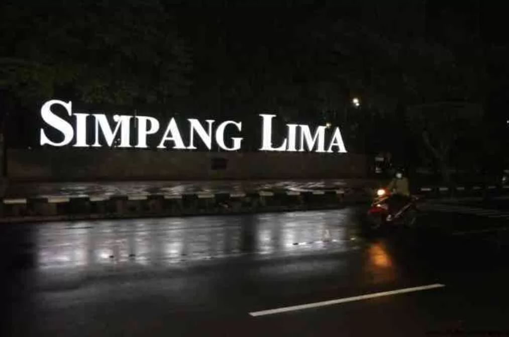 Simpang Lima menjadi pusat keramaian malam yang tak pernah sepi.