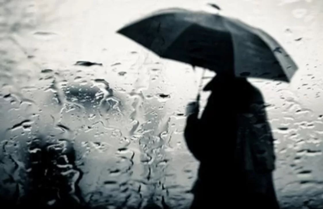 BMKG prediksi puncak hujan Surabaya awal 2026, risiko banjir naik.