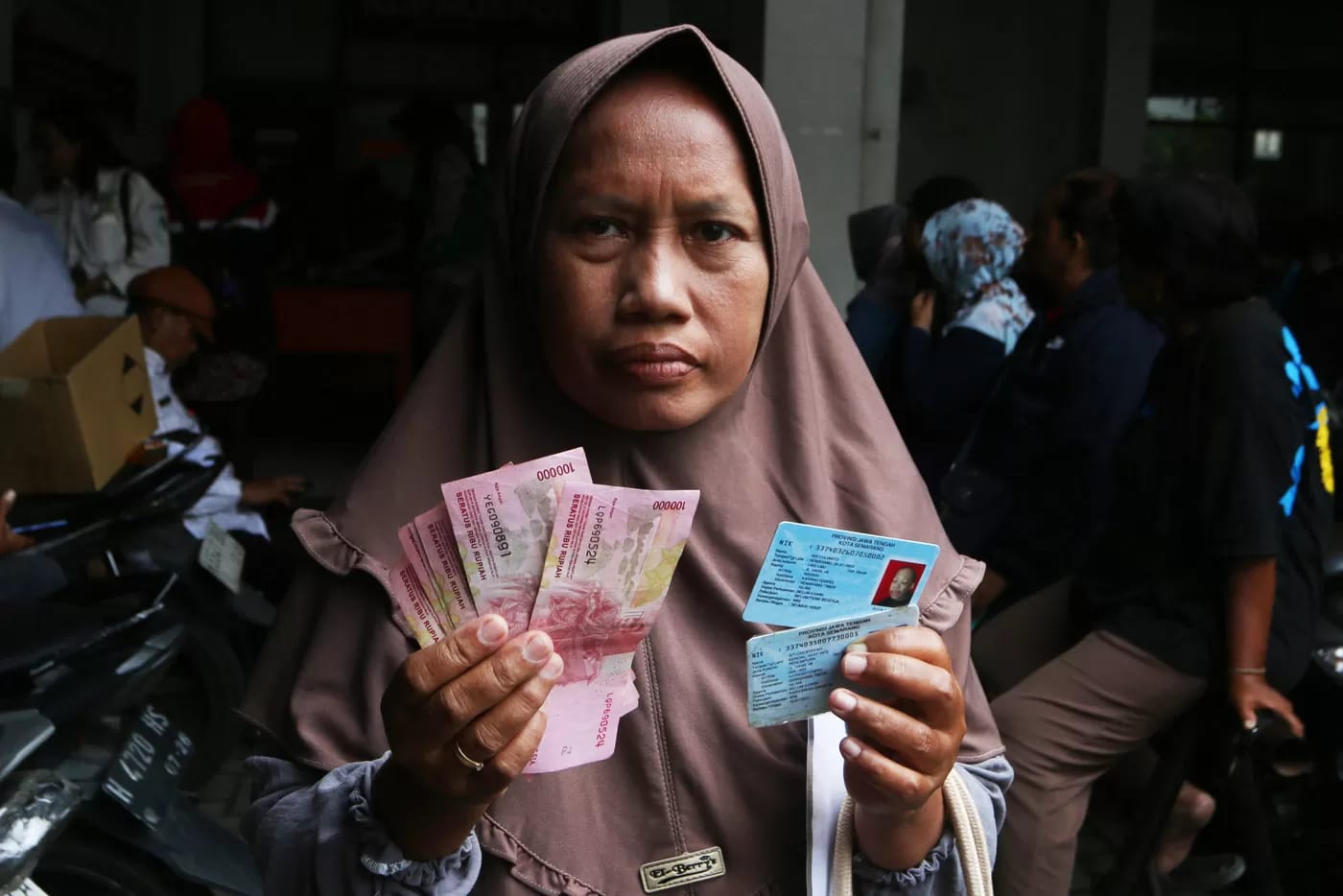 ILUSTRASI. Masyarakat yang masuk dalam daftar penerima bansos