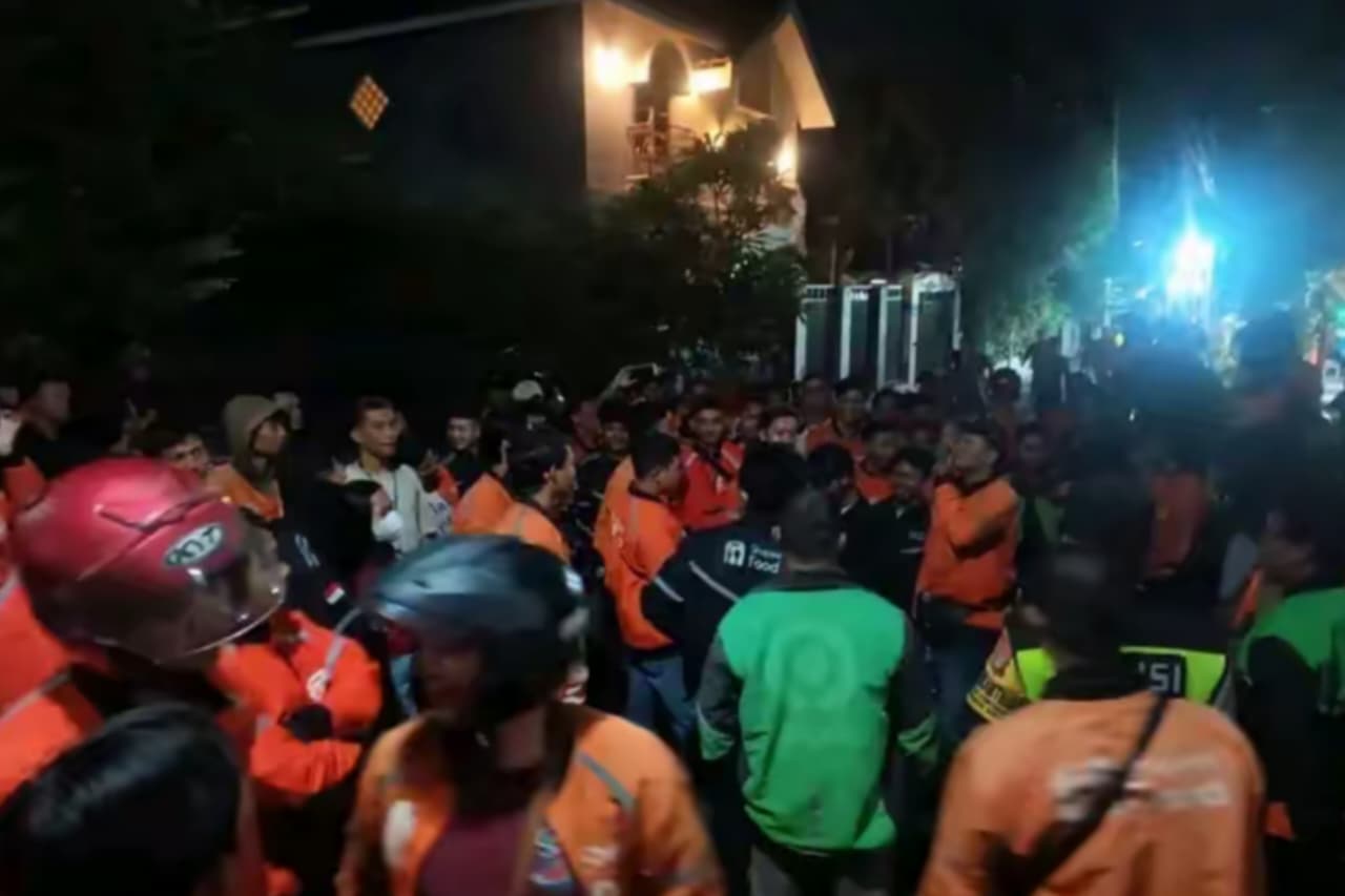 ratusan kurir menggeruduk asrama mahasiswa karena sang pelanggan diduga melakukan penganiayaan.