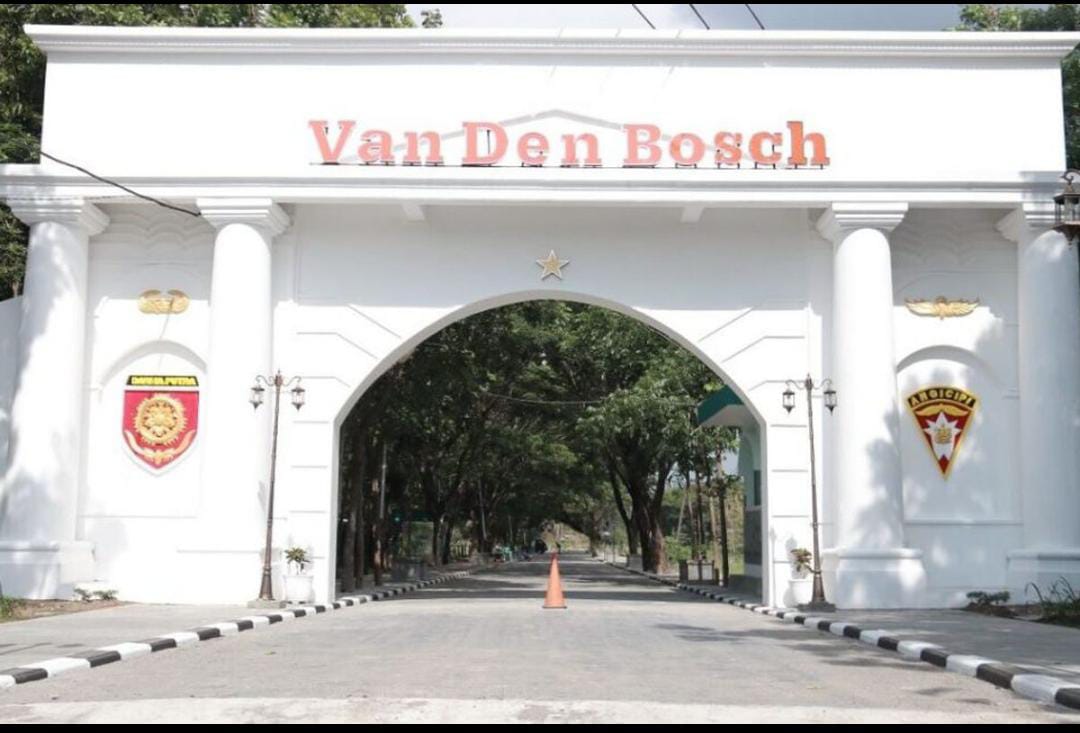 Benteng Van den Bosch atau yang dikenal akrab disebut Benteng Pendem salah satu tempat wisata bersejarah di Ngawi