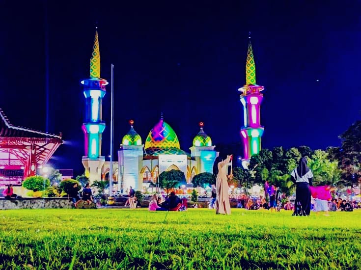 Suasana alun-alun kota Magetan ketika malam hari menjadi salah satu tempat wisata yang menghadirkan suasana damai