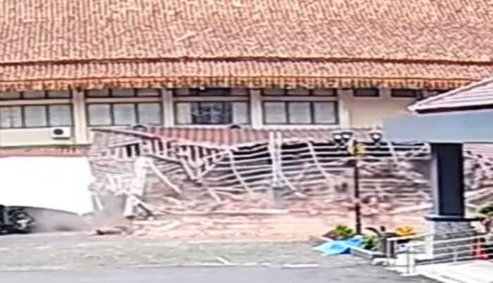 Gazebo Unsil Tasikmalaya Roboh