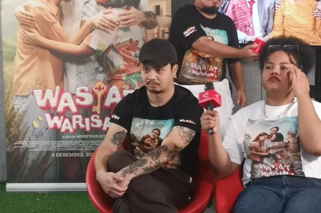 Derby Romero menikmati kuliner otentik Danau Toba saat syuting &ldquo;Wasiat Warisan&rdquo;, dari andaliman hingga Mi Gomak yang jadi favoritnya.