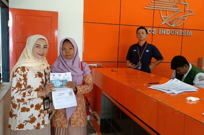 ILUSTRASI. Penyaluran dana bansoos melalui PT Pos Indonesia