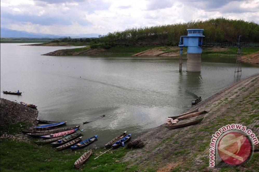 Waduk Malahayu yang berlokasi di Kecamatan Banjarharjo, dibangun pada masa kolonial Belanda pada tahun 1934&ndash;1937.