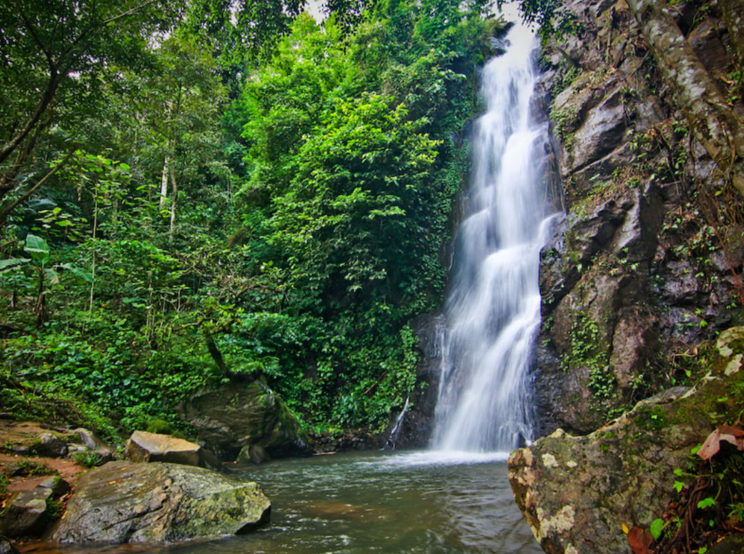 Curug Pitu yang berada di Desa Kemiri Banjarnegara menawarkan keindahan air terjun tujuh tingkat.