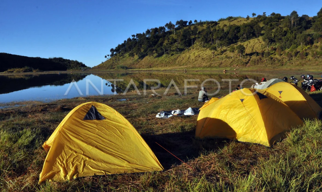 Telaga Dringo kerap disebut sebagai &ldquo;Ranu Kumbolo&rdquo;-nya Jawa Tengah berkat pemandangannya yang tenang dan dikelilingi hutan, bukit, serta pegunungan.