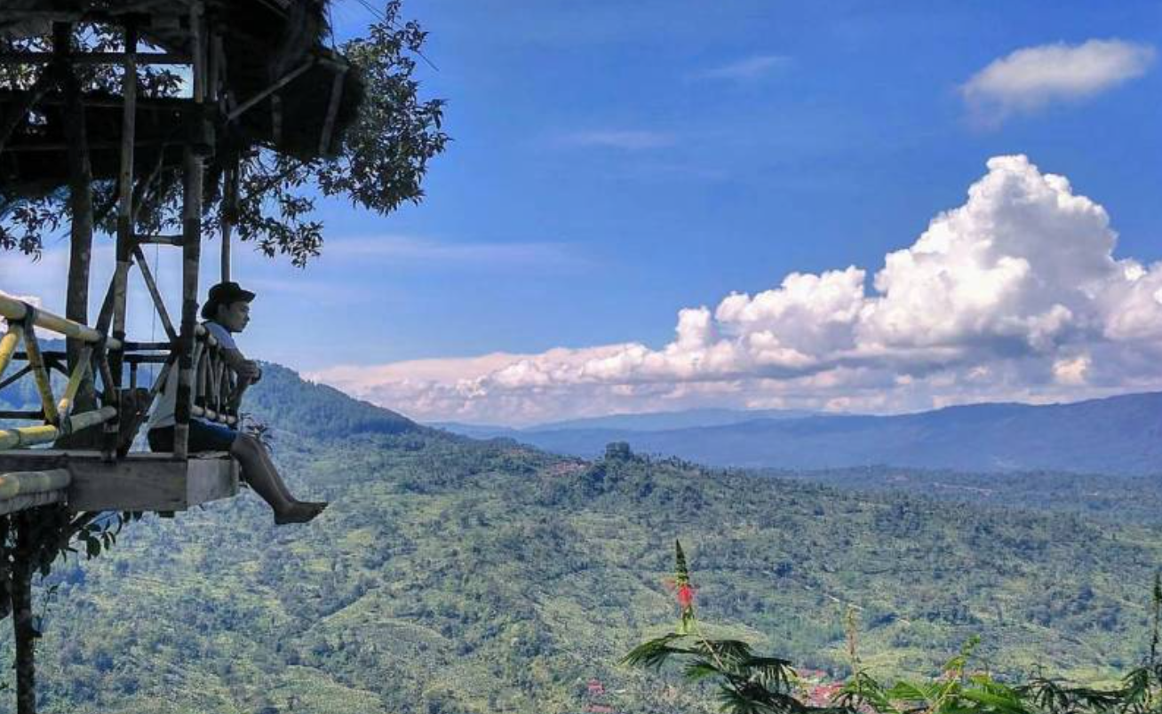 Bukit Asmara Situk menjadi destinasi favorit para pemburu foto.