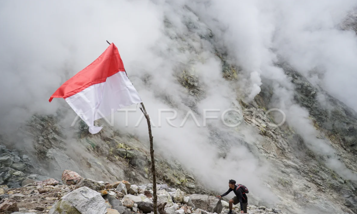 Kawah Candradimuka menawarkan pengalaman wisata geologi yang berpadu dengan kisah pewayangan Jawa.