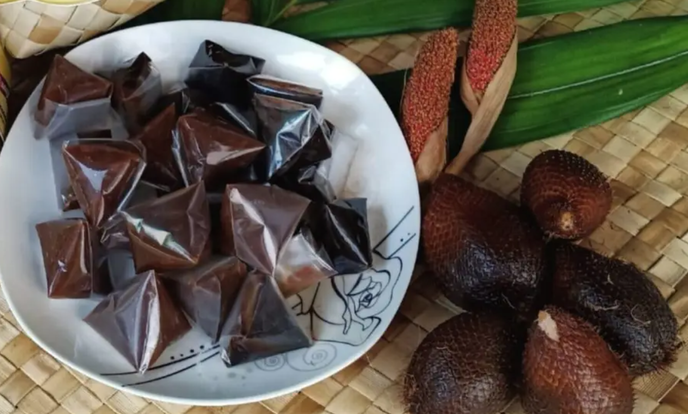 Jenang salak adalah dodol khas Banjarnegara yang dibuat dari daging salak pondoh dan gula merah.