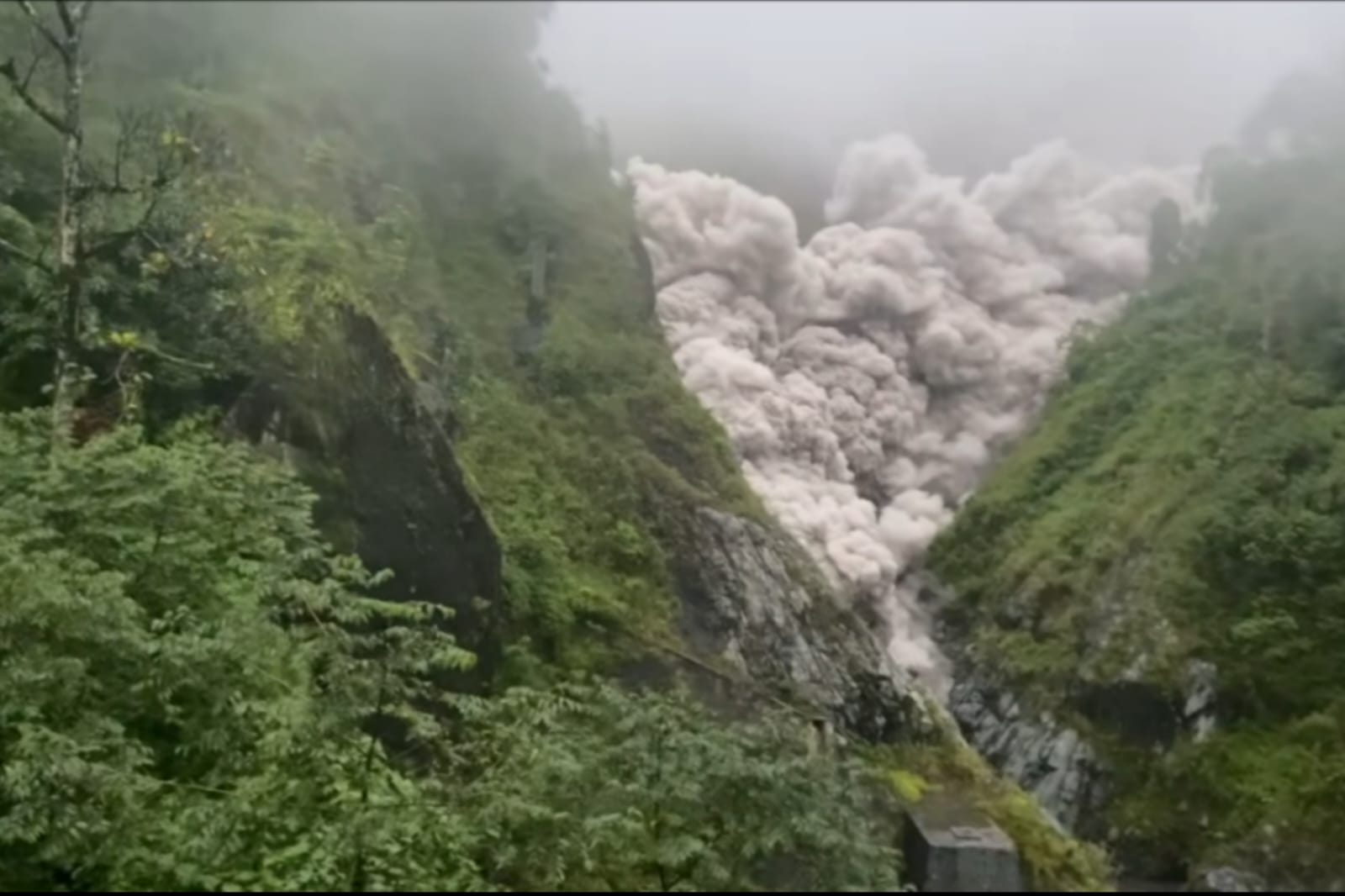 Aktivitas Gunung Semeru kembali meningkat tajam. PVMBG mencatat erupsi terjadi sekitar pukul 16.00 WIB luncurkan awan panas.