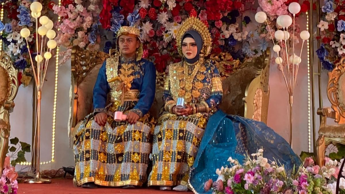 Foto pengatin adat Bugis, di Kabupaten Indragiri Hilir Riau, Rabu (19/11/2025). (ISTIMEWA)