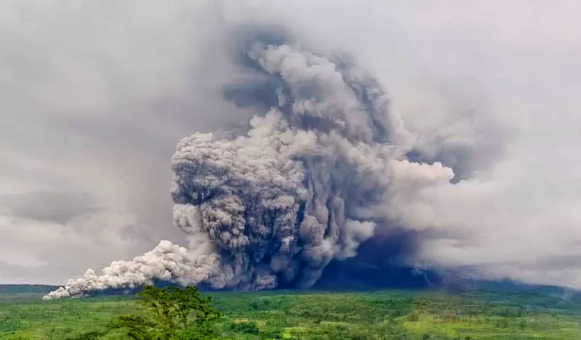 Gunung Semeru kembali erupsi hebat Rabu, (19/11/2025), (Sumber: halojember.co)