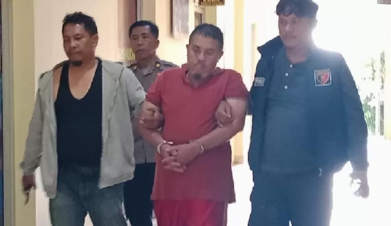 Elvis Ardi (EA), tersangka pembunuhan istrinya Juniwarti, akhirnya dibekuk tim Reskrim Polres Kuansing pada Rabu, (19/11/2025). (Sumber: Derandi Candra/Riaupos.co)