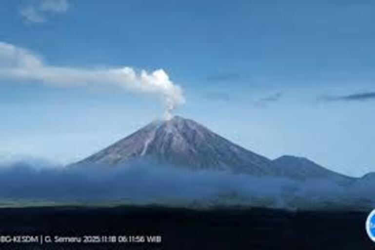 Gunung Semeru erupsi