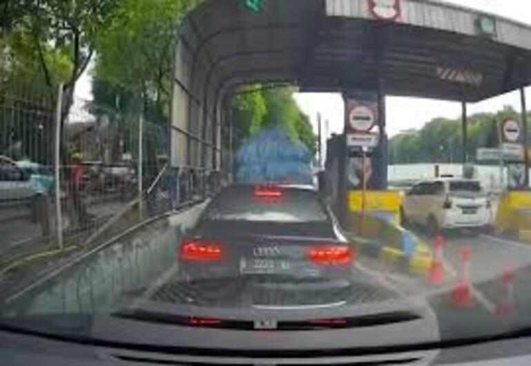 Viral Mobil mewah terekam menerobos palang tol