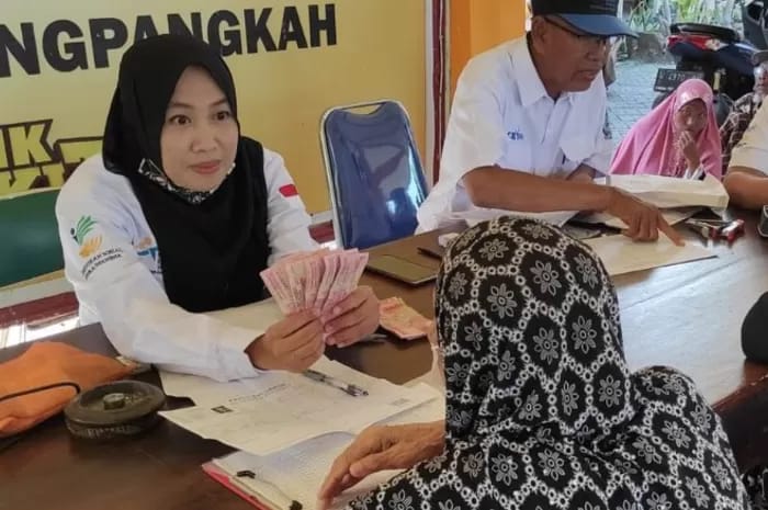ILUSTRASI. Penyaluran bansos tahap 2