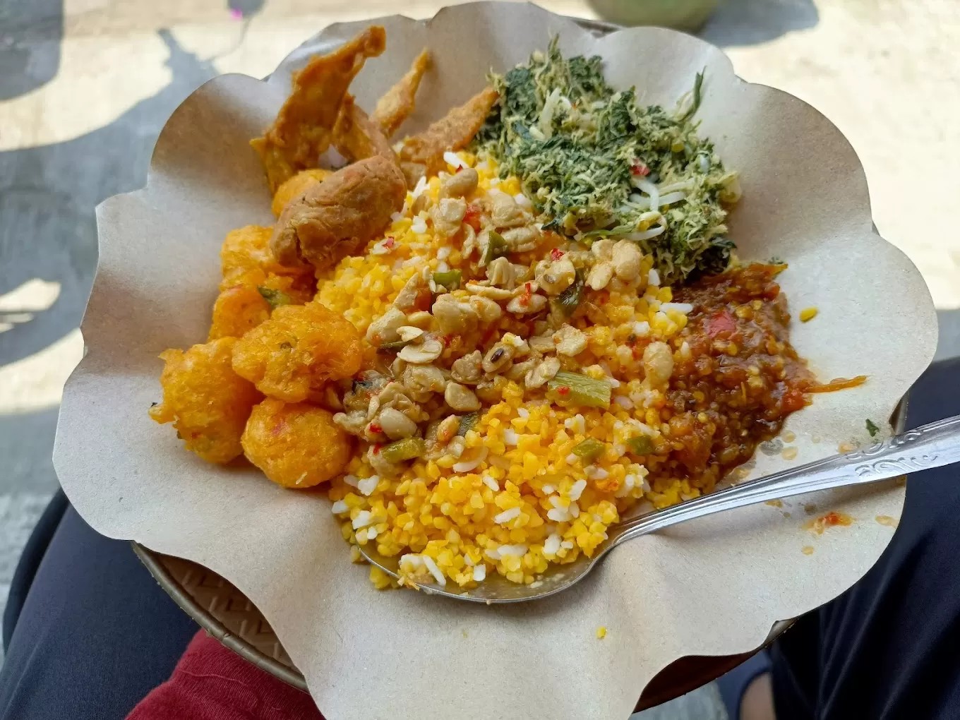 nasi jagung, kuliner tradisional yang kerap kita temui di jawa timur Khususnya.
