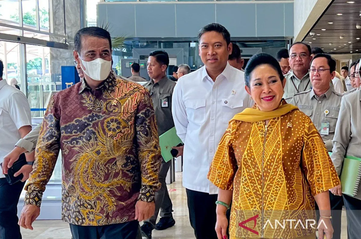 Mentan Andi Amran Sulaiman bersama Ketua Komisi IV DPR RI Titiek Soeharto dan Wakil Menteri Pertanian Sudaryono berjalan menuju ruang rapat Komisi IV DPR RI di Jakarta, Senin (24/11/2025).