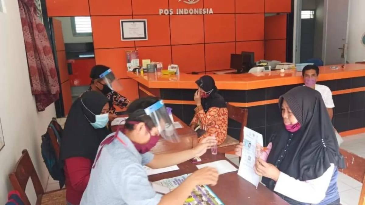 ILUSTRASI Penyaluran bantuan BLTS Kesra melalui PT Pos Indonesia