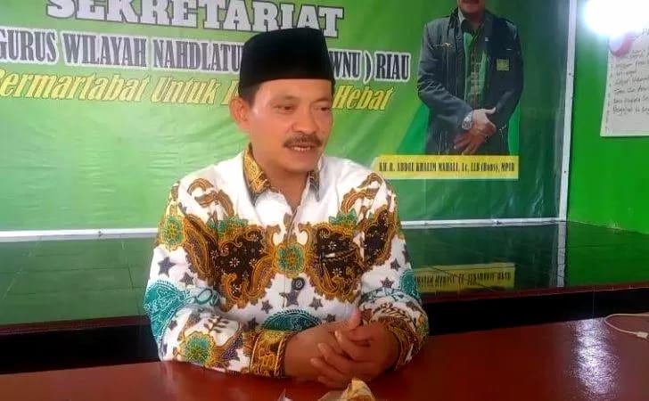 KH Abdul Khalim Mahali, sosok Ketua PWNU Riau yang tampil tenang namun tegas di tengah dinamika PBNU, teguhkan arah organisasi. (Sumber: PWNU Riau/Riaupos.co)