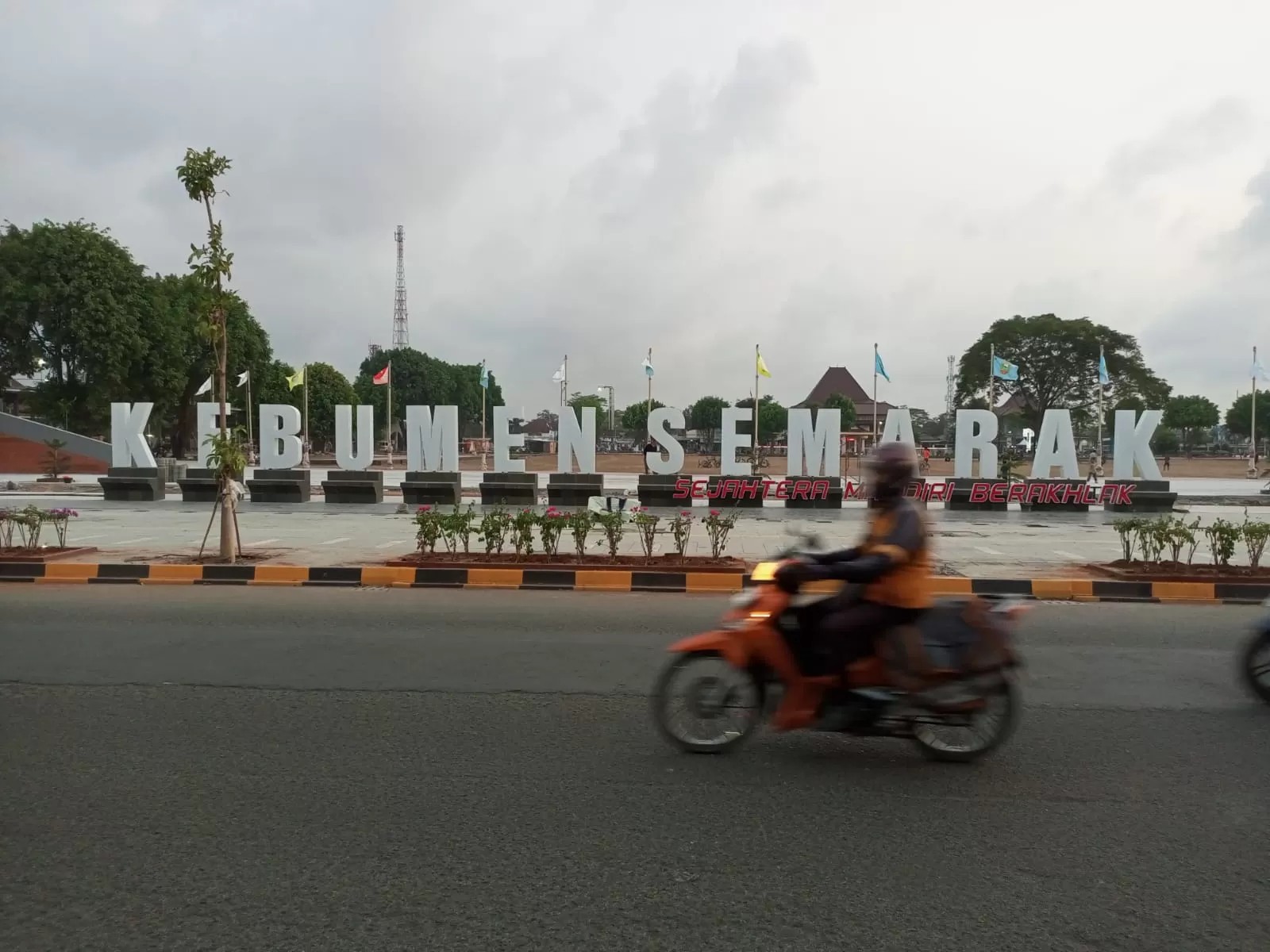 Alun-Alun Kebumen yang terletak di pusat kota.